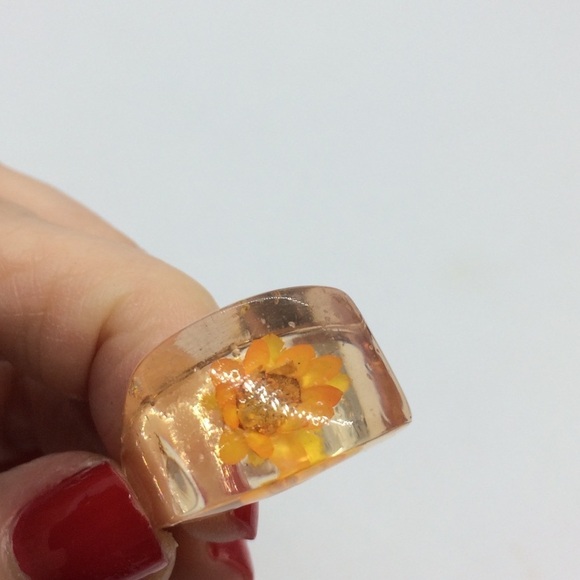 3/$30 VINTAGE PLASTIC CLEAR LUCITE PEACH ORANGE EMBEDDED FLOWER RING SIZE 4.75 - Picture 12 of 12